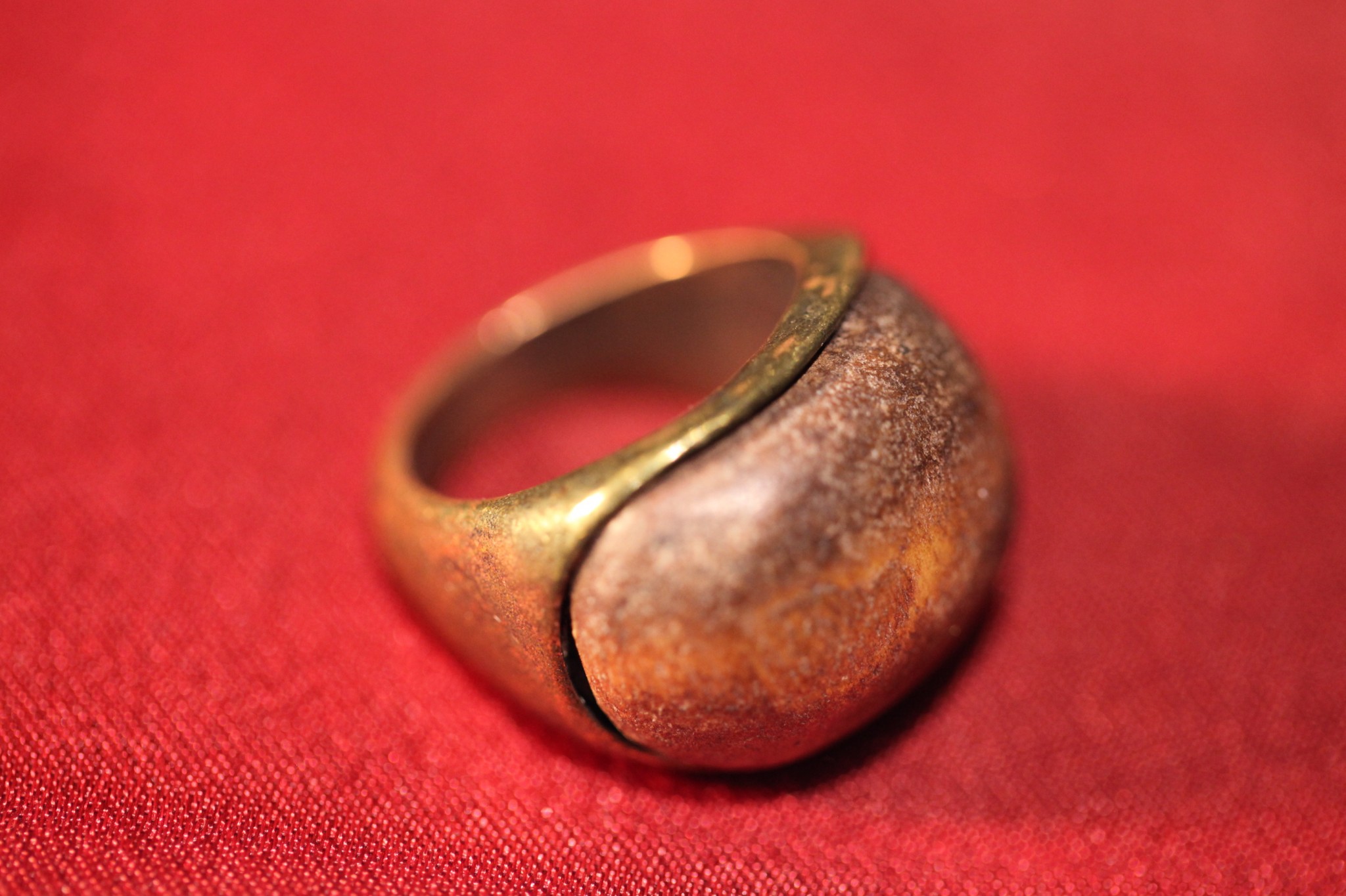 Бронзовое кольцо история жизни обычной семьи 38. Древние кольца. Медный перстень. Перстенёк медный старинный. Старинный медный перстень.