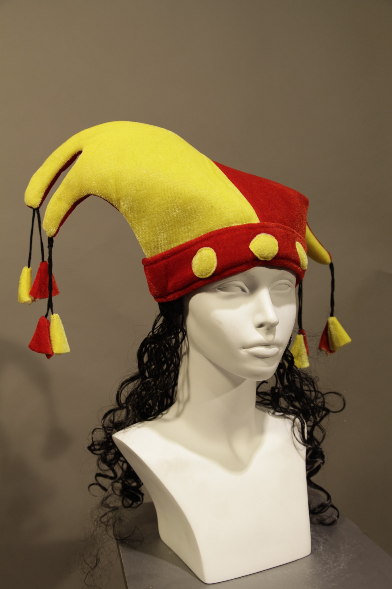 Carnival hat - Props, costumes, locations and retro cars for rent ...